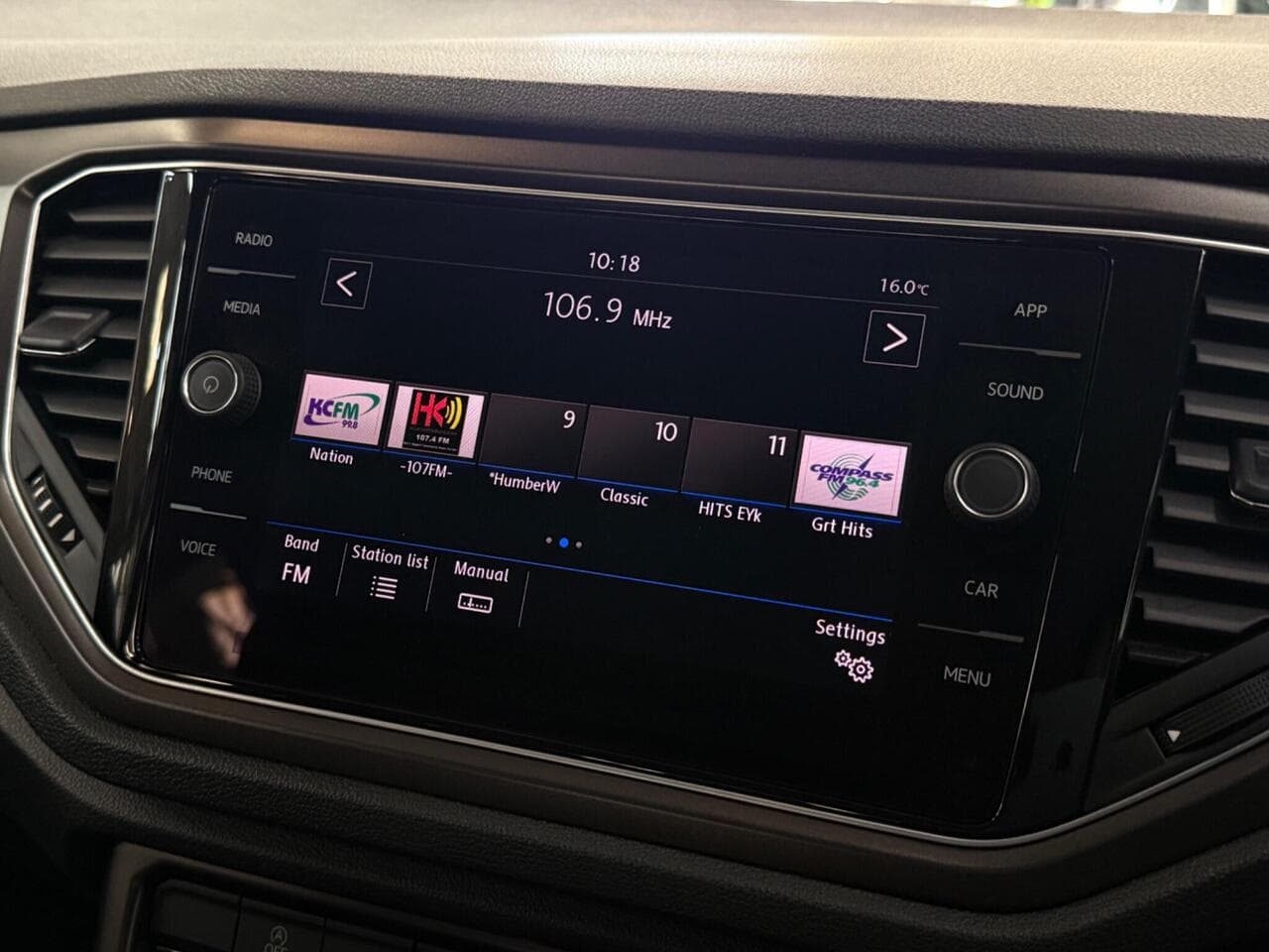 Volkswagen T-Roc thumbnail Infotainment System