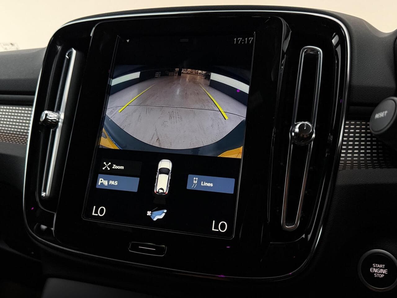 Volvo XC40 thumbnail Infotainment System