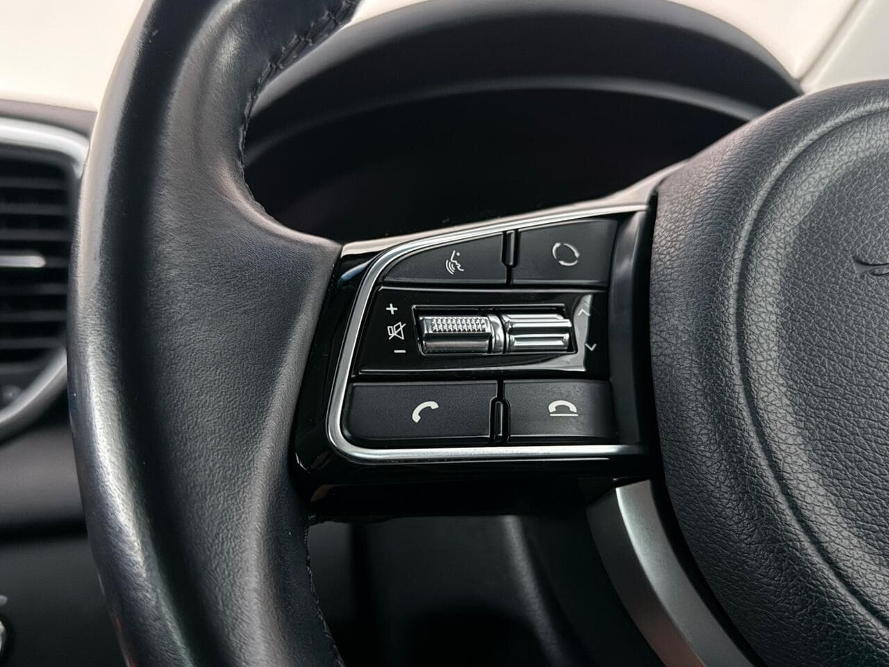 Kia Sportage thumbnail Misc Controls