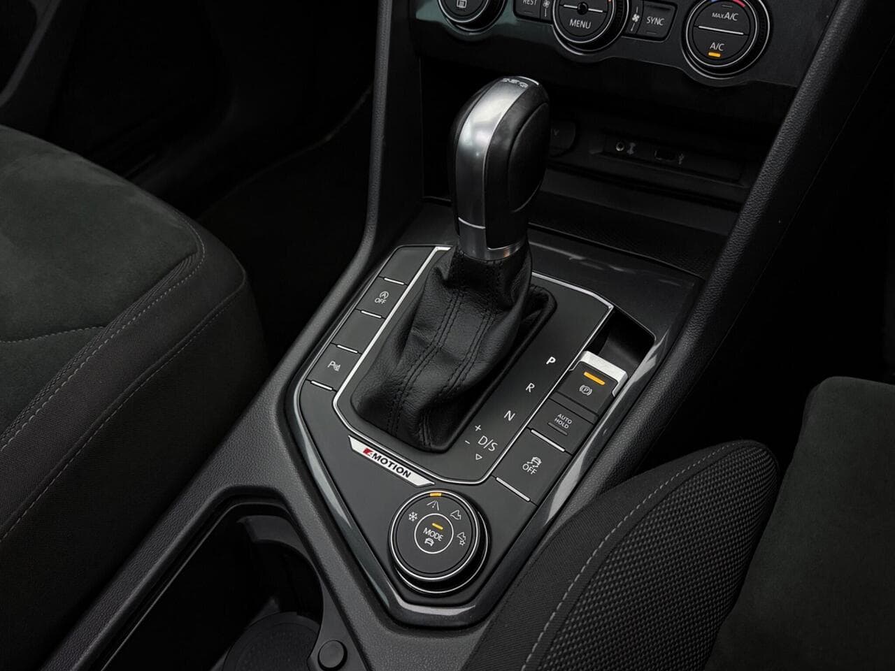 Volkswagen Tiguan thumbnail Interior Front
