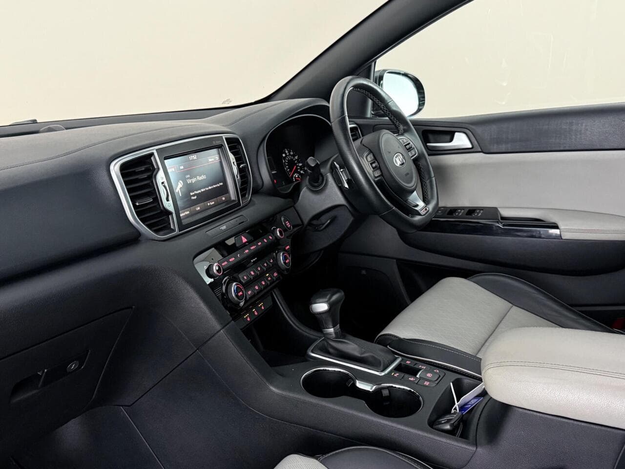 Kia Sportage thumbnail Interior Front