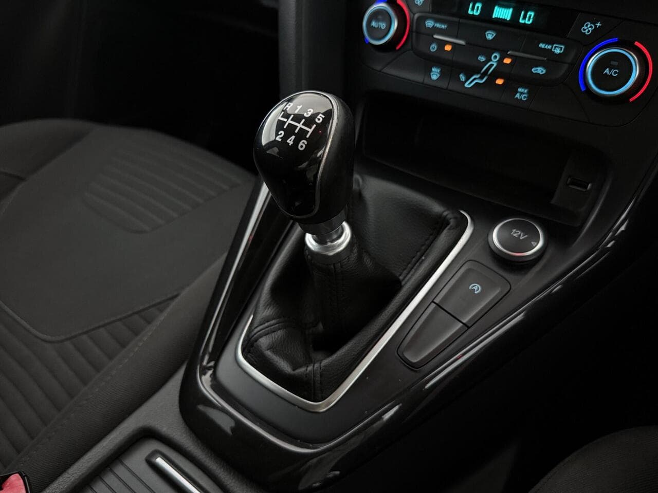 Ford Focus thumbnail Interior Front