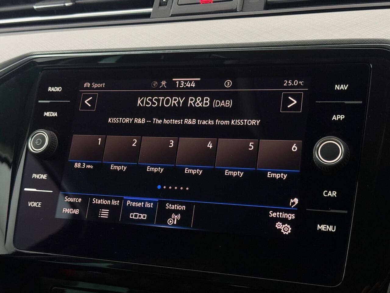 Volkswagen Passat thumbnail Infotainment System
