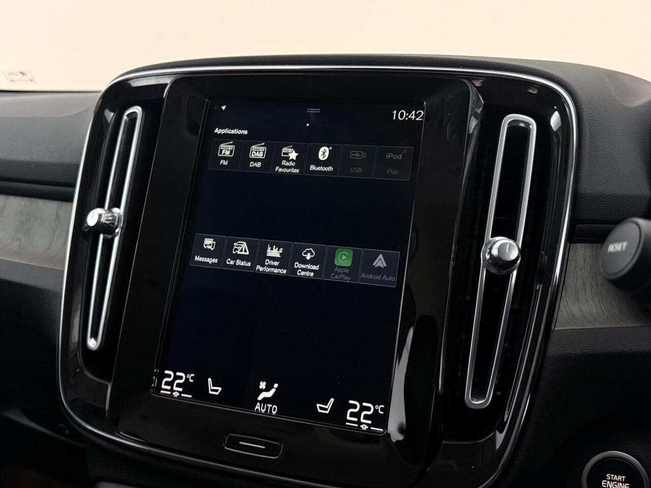 Volvo XC40 thumbnail Infotainment System
