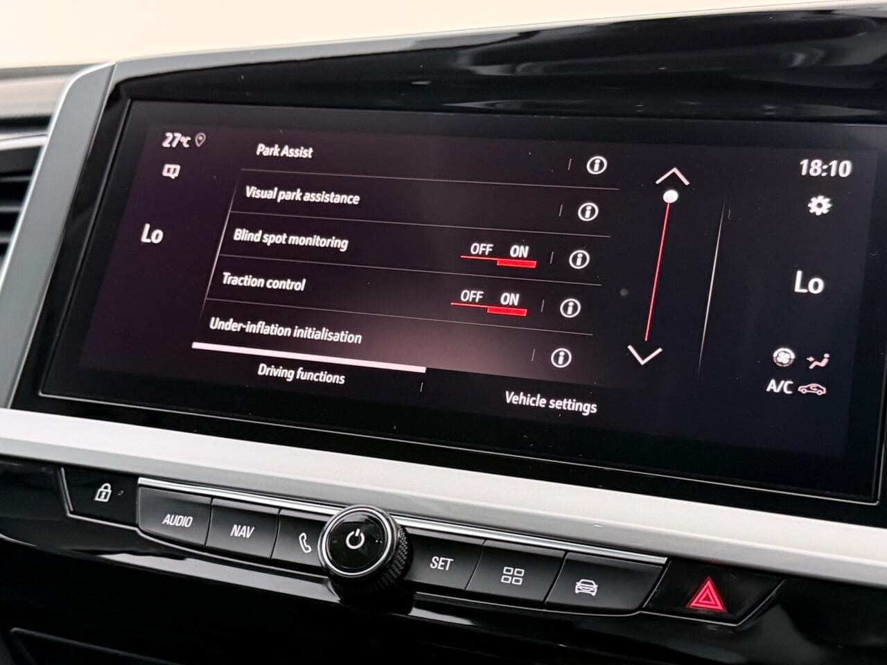 Vauxhall Grandland thumbnail Infotainment System