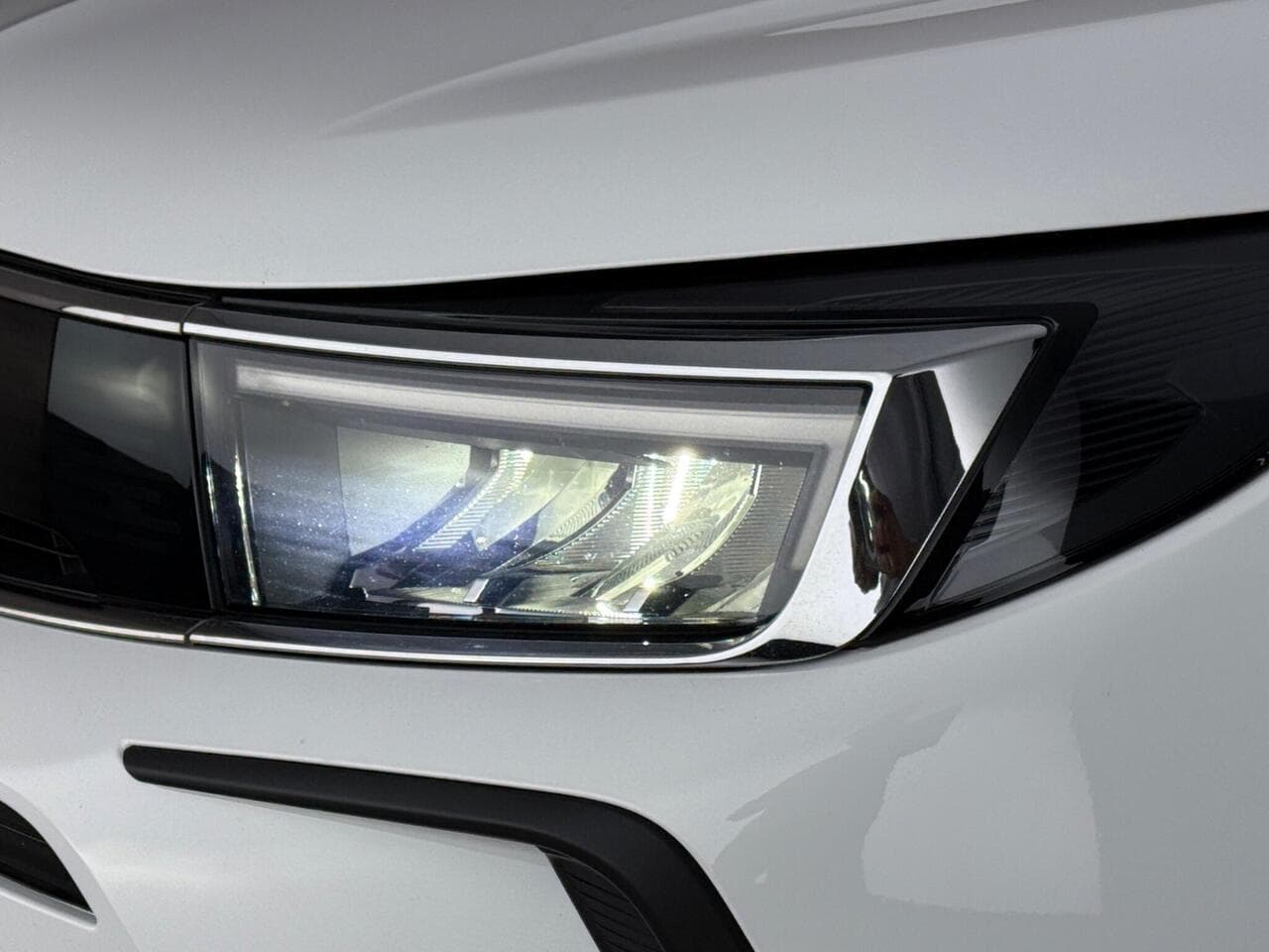 Vauxhall Grandland thumbnail Lights Front