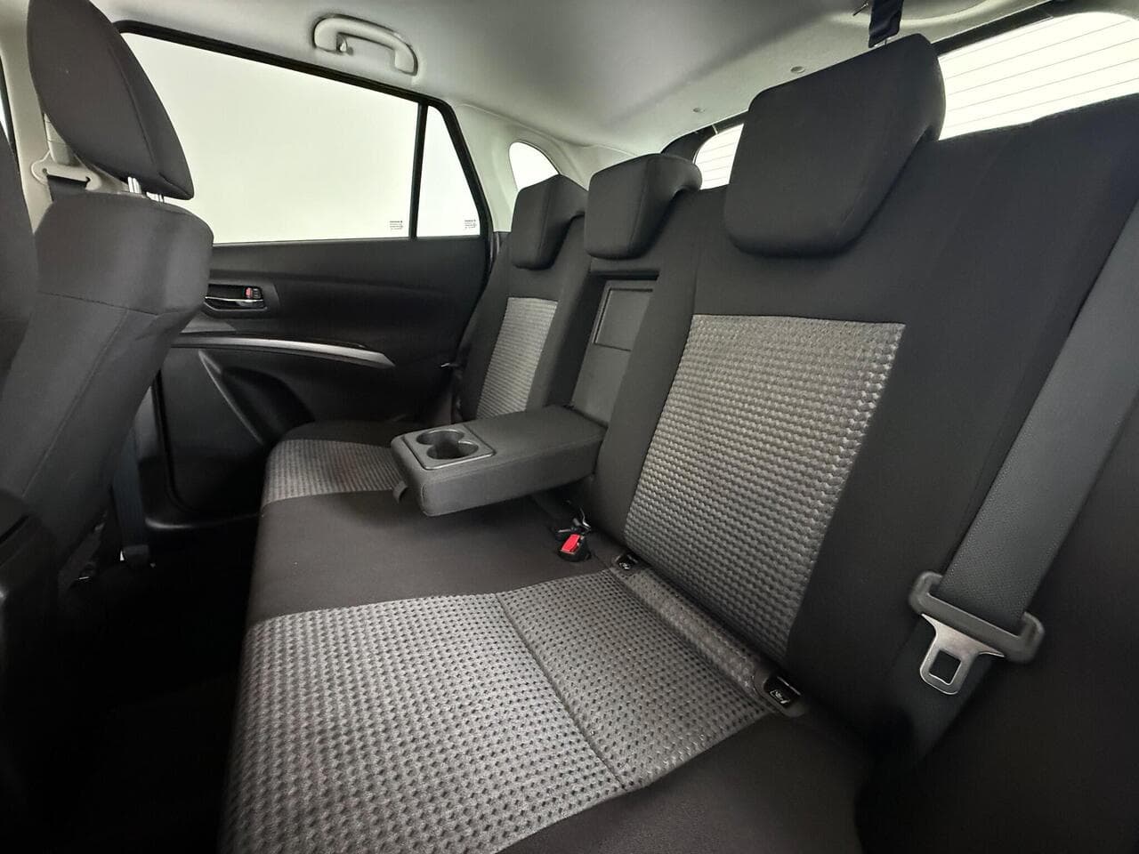 Suzuki S-Cross thumbnail Seats Rear