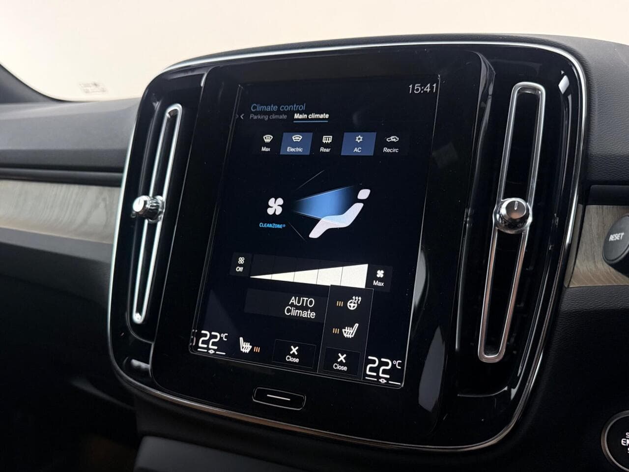 Volvo XC40 thumbnail Infotainment System