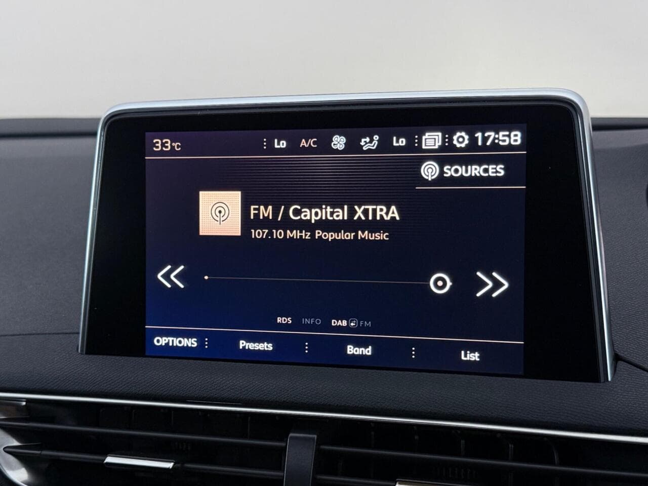 Peugeot 5008 thumbnail Infotainment System
