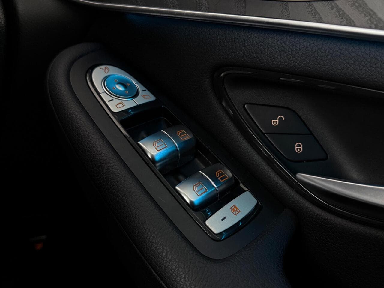 Mercedes-Benz GLC thumbnail Misc Controls