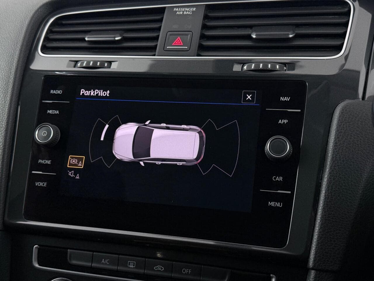 Volkswagen Golf thumbnail Infotainment System