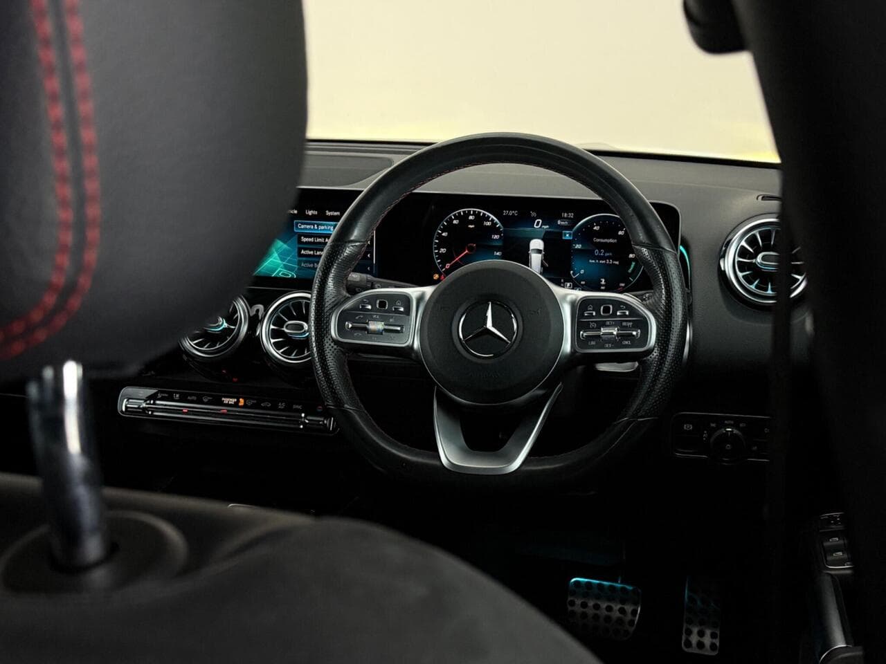 Mercedes-Benz GLB thumbnail Interior Front