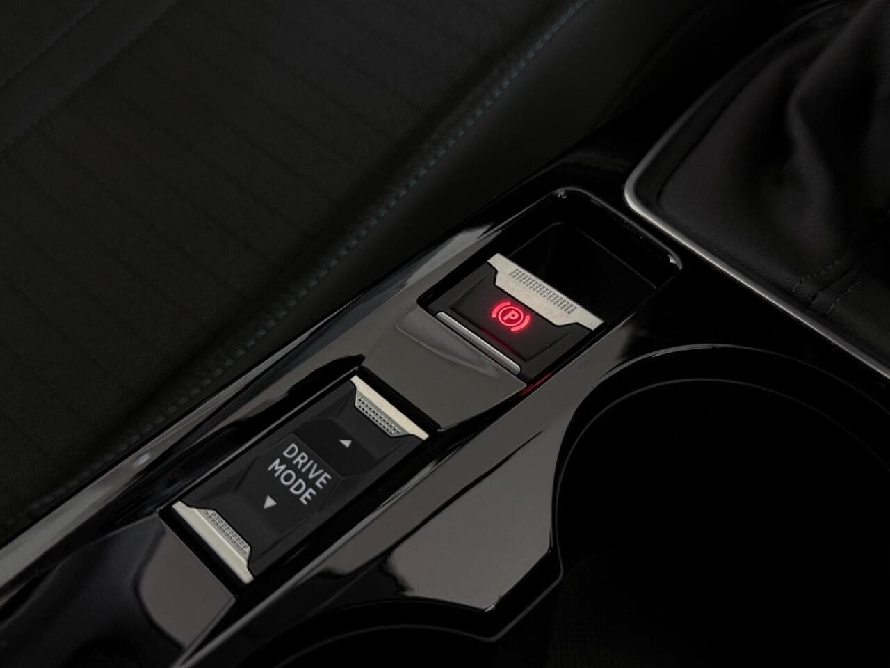 Peugeot 208 thumbnail Misc Controls