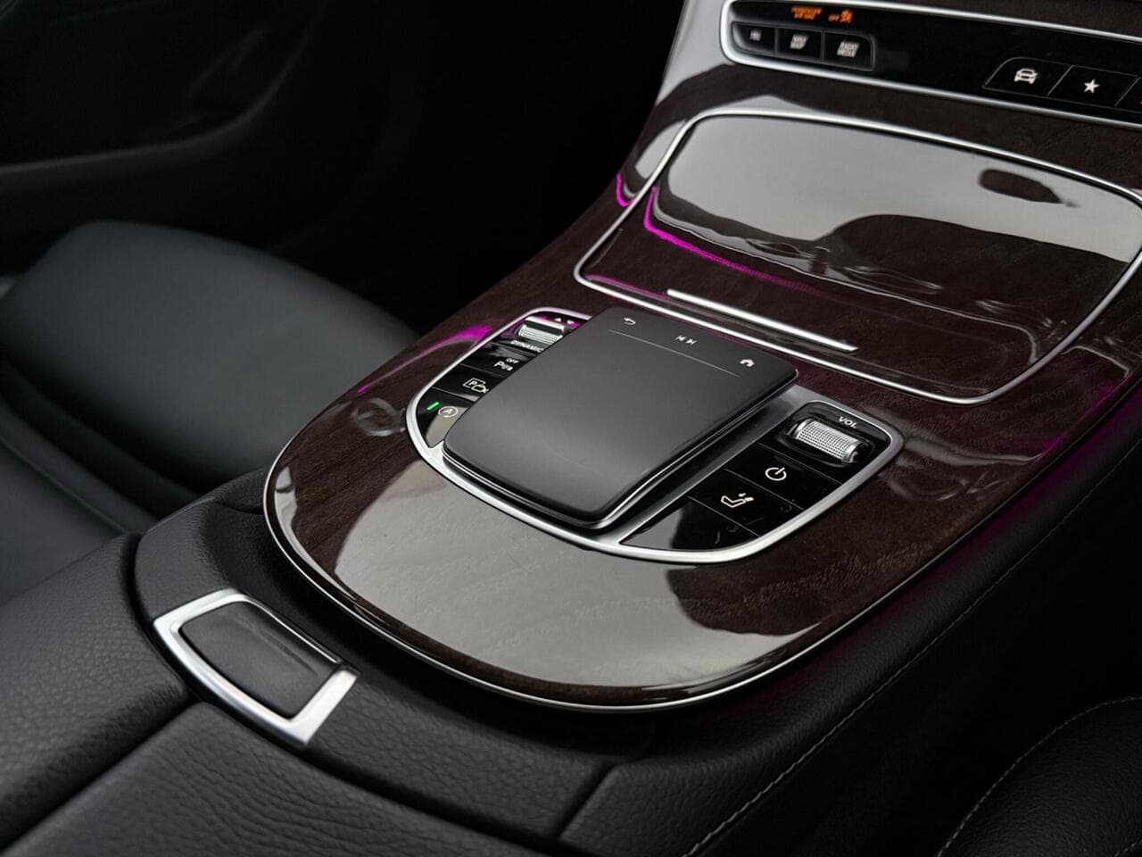 Mercedes-Benz E Class thumbnail Interior Front