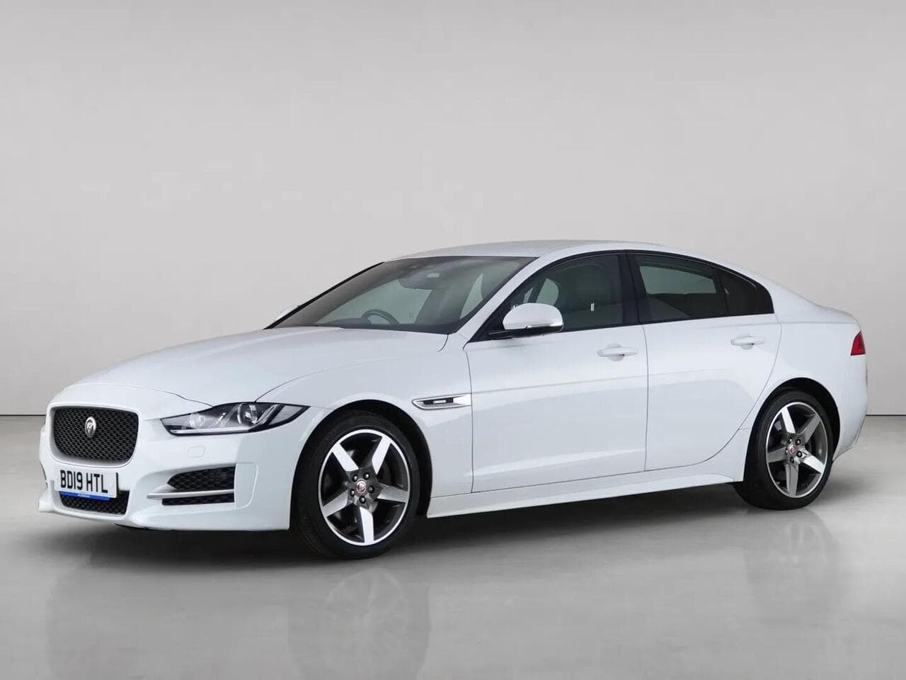 Jaguar XE thumbnail Front Left