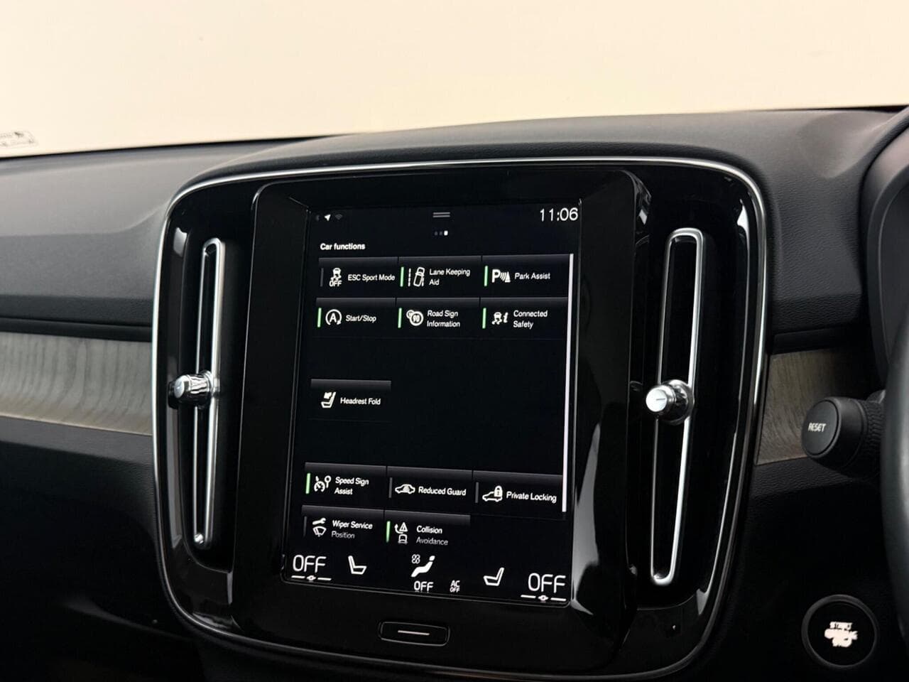 Volvo XC40 thumbnail Infotainment System