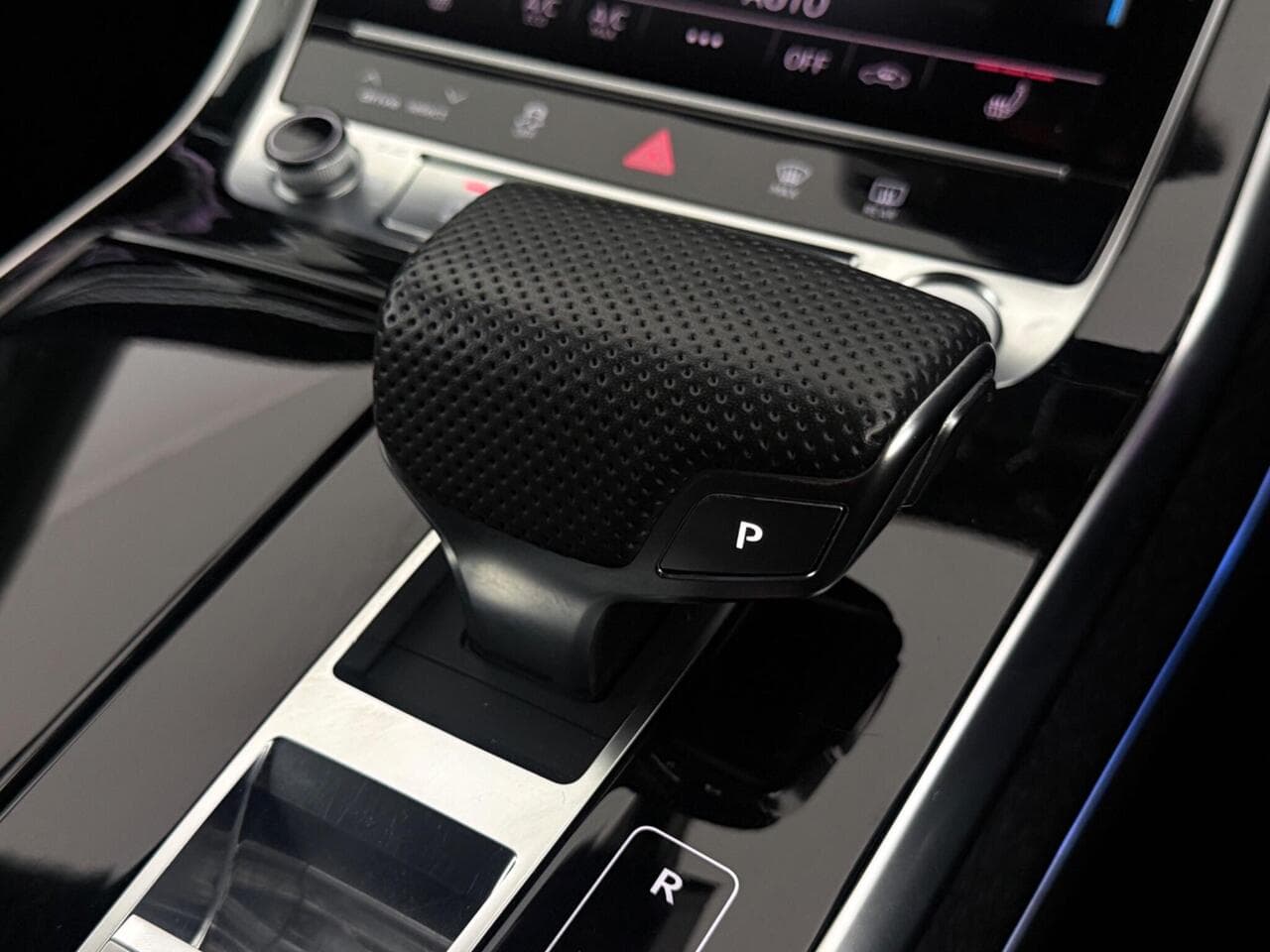 Audi Q8 thumbnail Interior Front