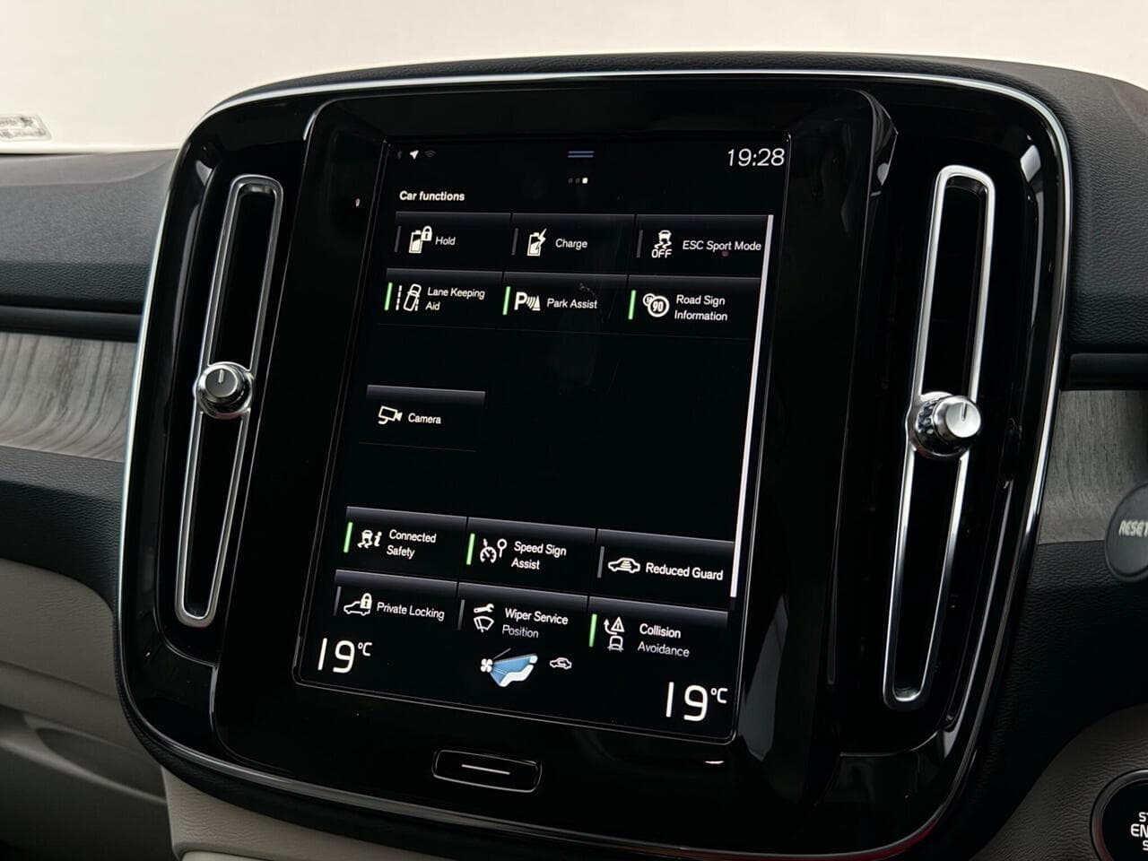 Volvo XC40 thumbnail Infotainment System