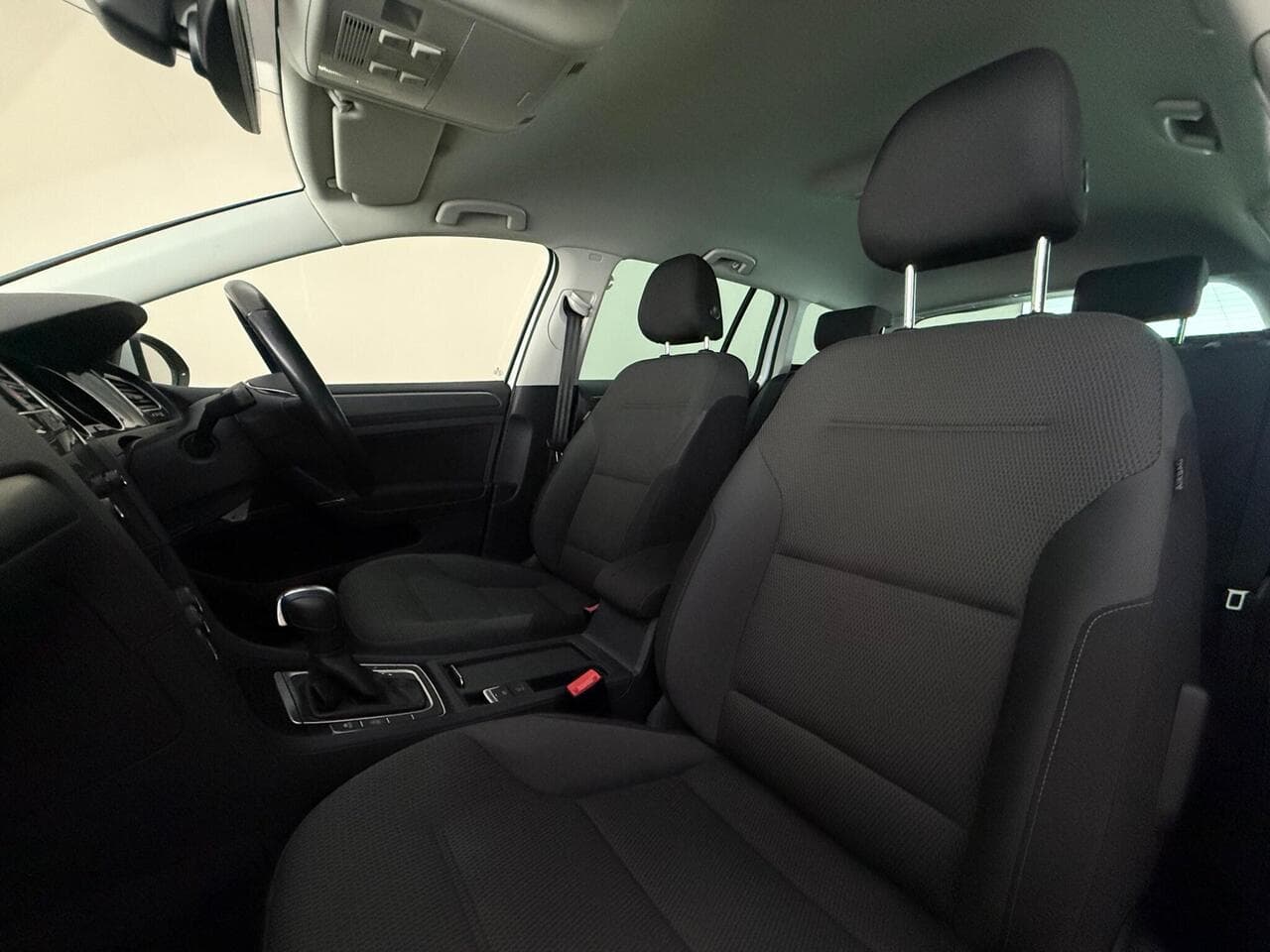 Volkswagen Golf thumbnail Seat Front Passenger