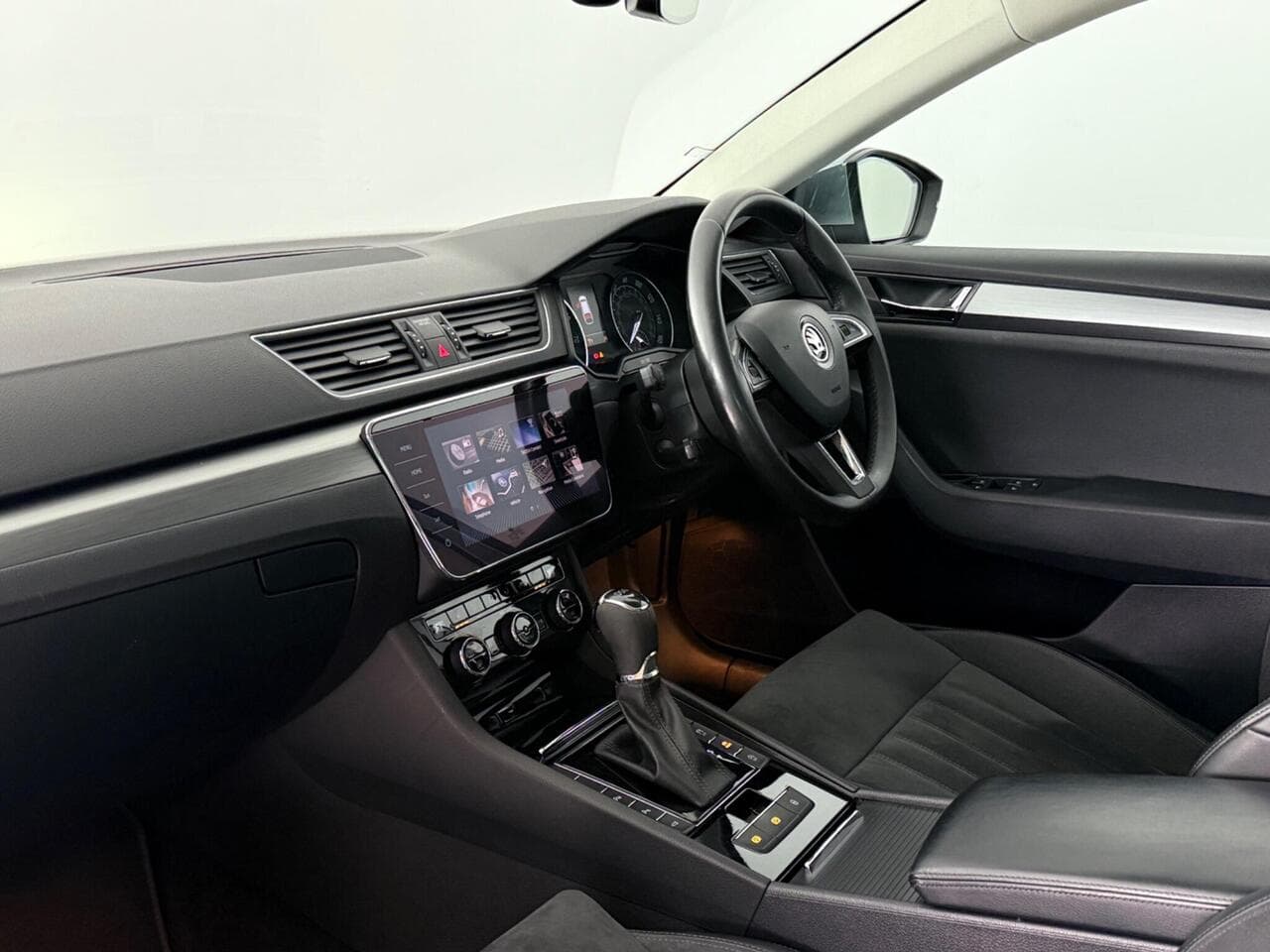 Skoda Superb thumbnail Interior Front