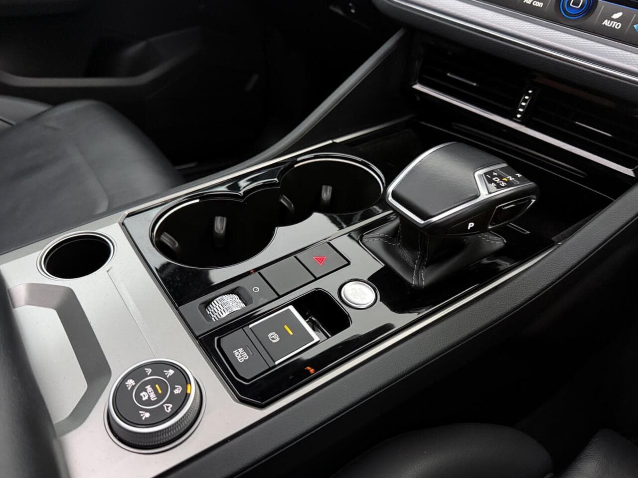 Volkswagen Touareg thumbnail Interior Front