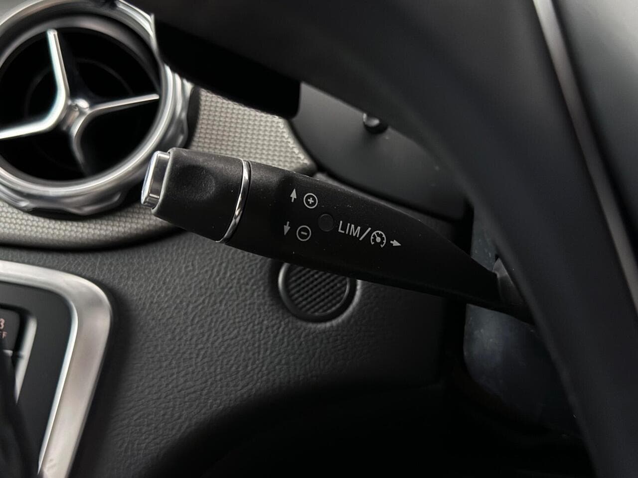 Mercedes-Benz GLA thumbnail Misc Controls
