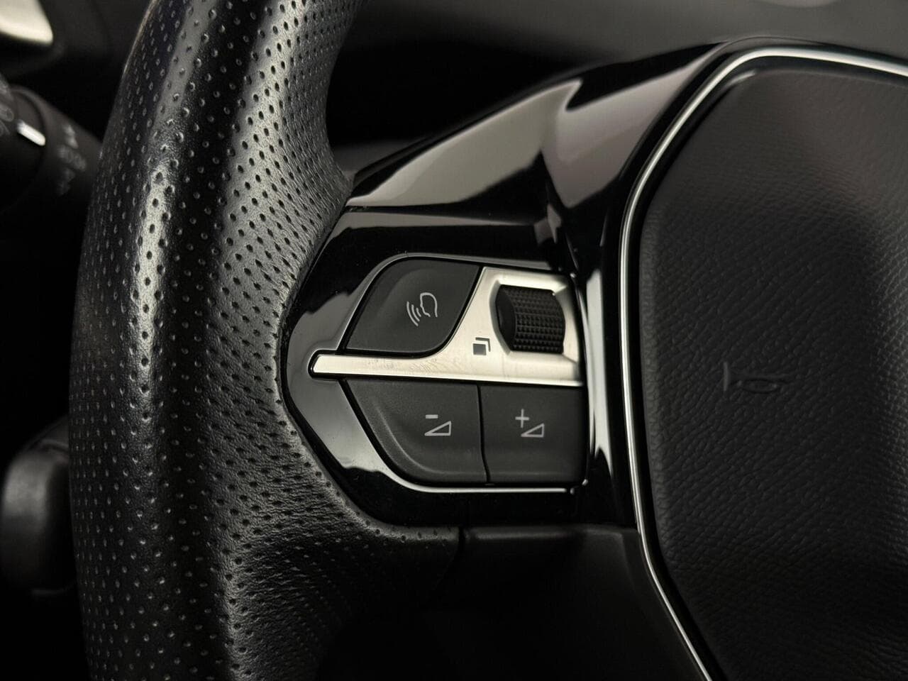 Peugeot 5008 thumbnail Misc Controls