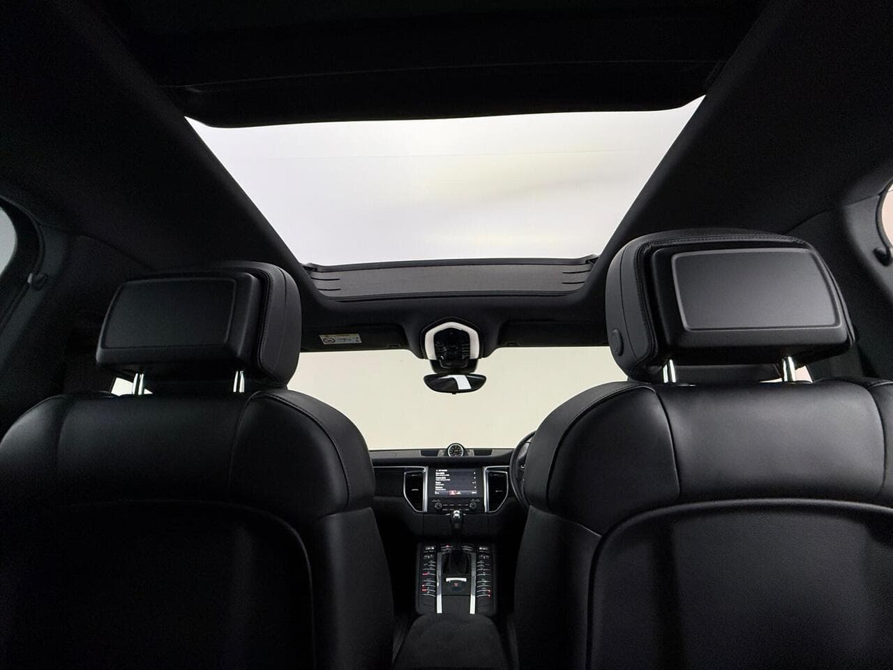 Porsche Macan thumbnail Interior Front