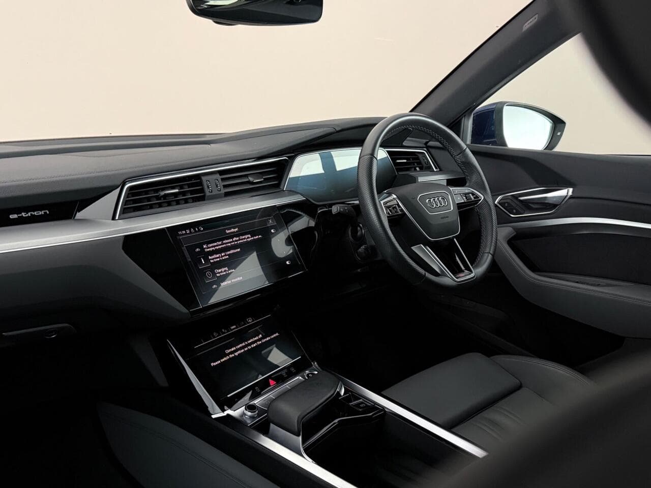 Audi e-tron thumbnail Interior Front