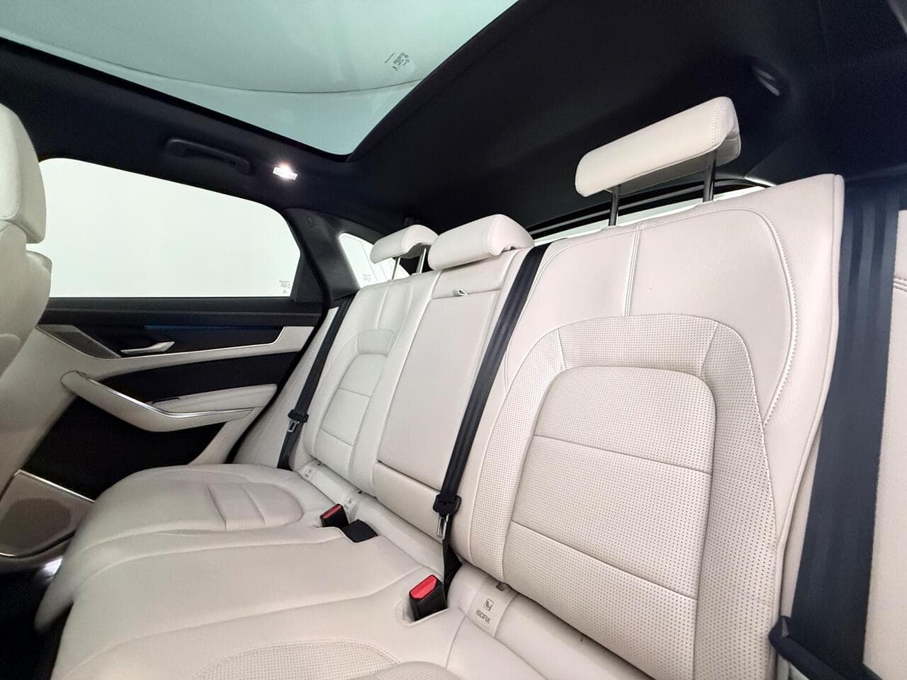 Jaguar F-PACE thumbnail Seats Rear