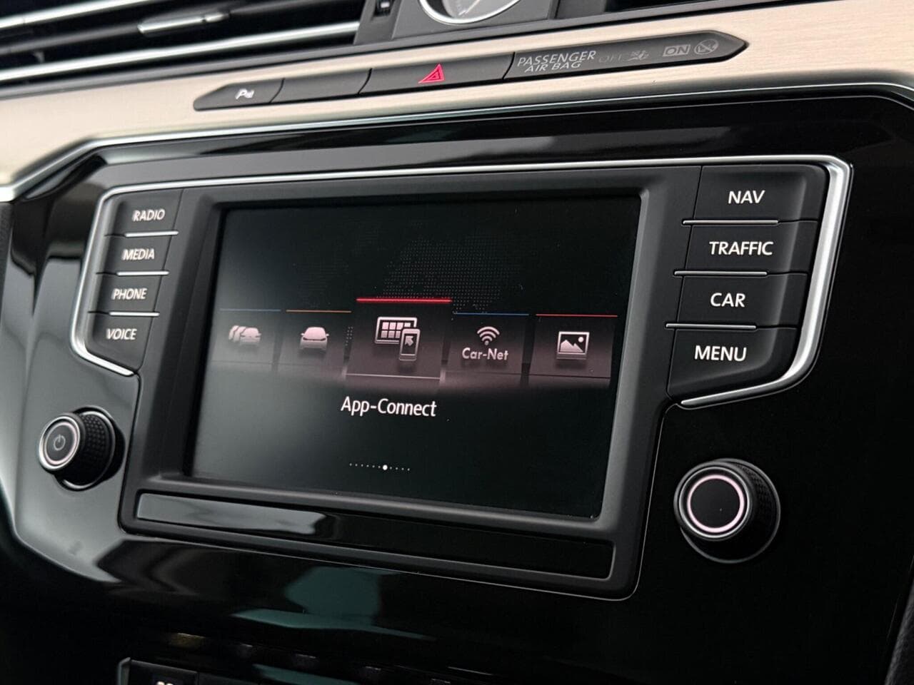 Volkswagen Passat thumbnail Infotainment System
