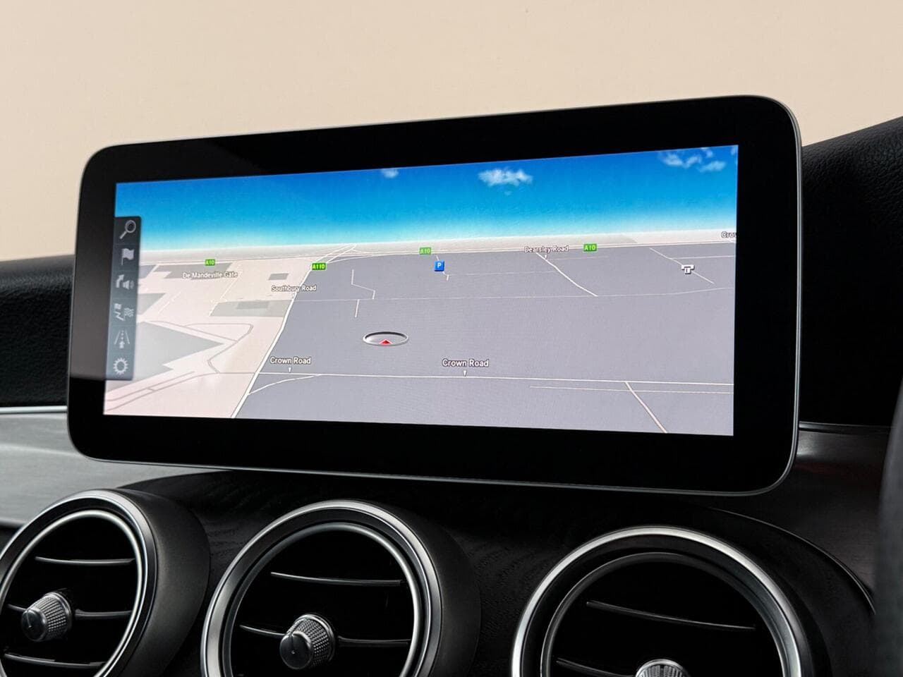 Mercedes-Benz C Class thumbnail Infotainment System
