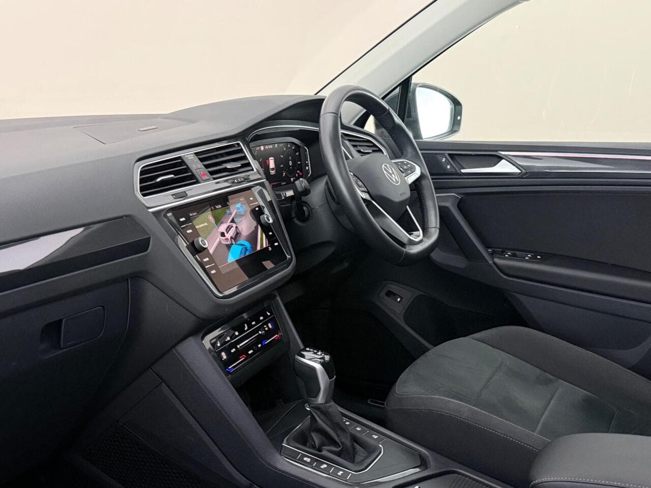 Volkswagen Tiguan thumbnail Interior Front