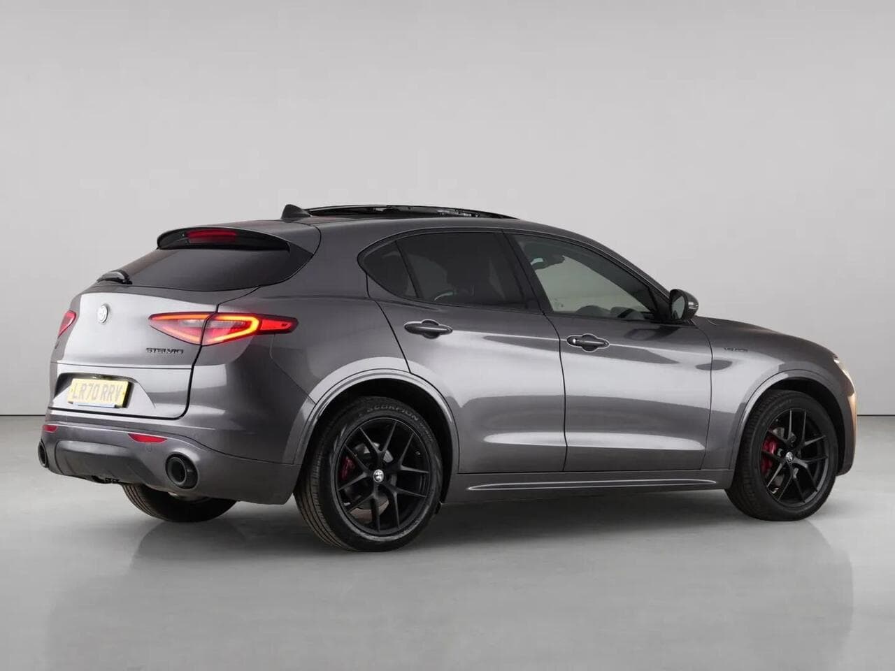 Alfa Romeo Stelvio thumbnail Side Right