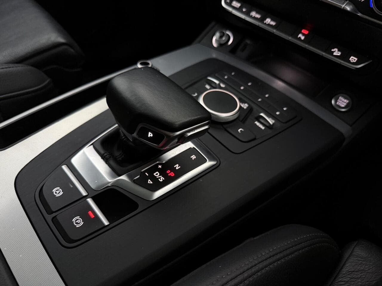 Audi Q5 thumbnail Interior Front