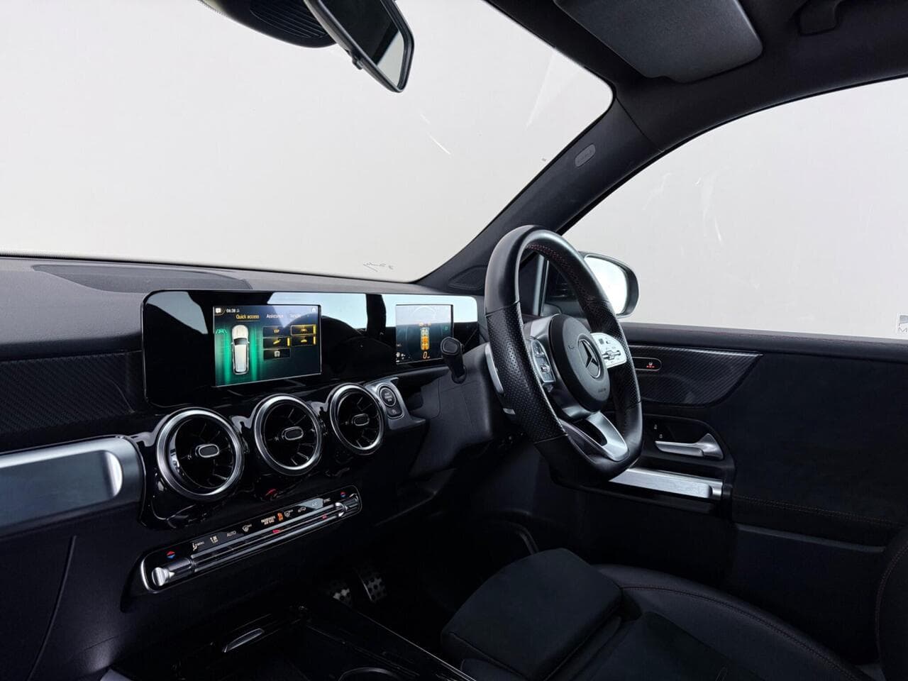 Mercedes-Benz GLB thumbnail Interior Front