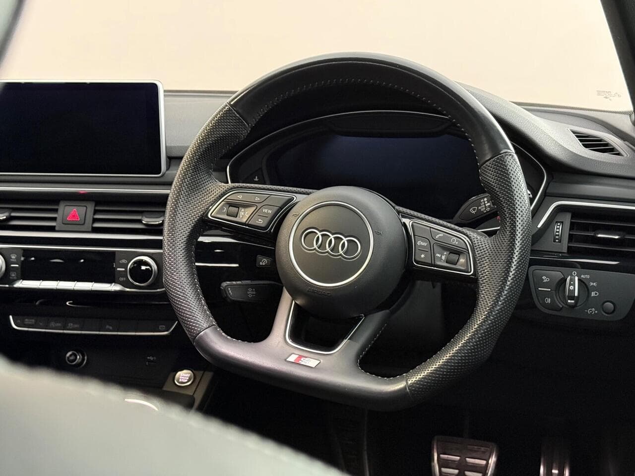 Audi A4 Avant thumbnail Steering Wheel