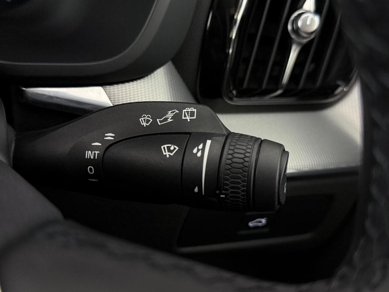 Volvo XC60 thumbnail Misc Controls