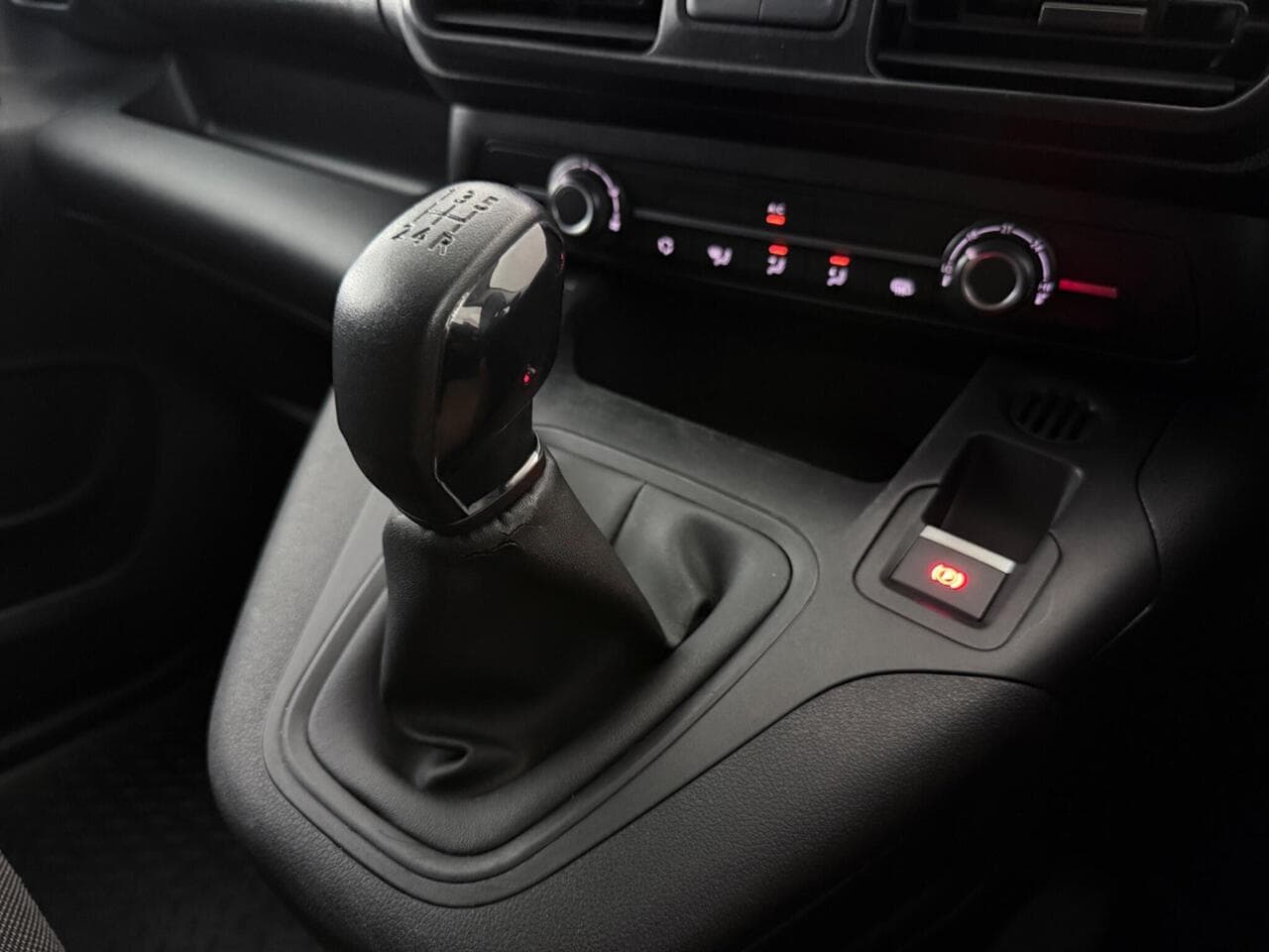 Peugeot Partner thumbnail Interior Front