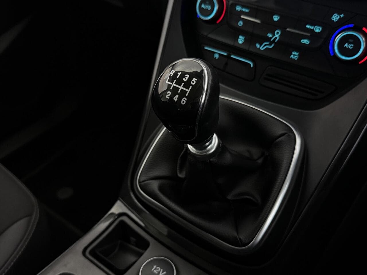 Ford Kuga thumbnail Interior Front