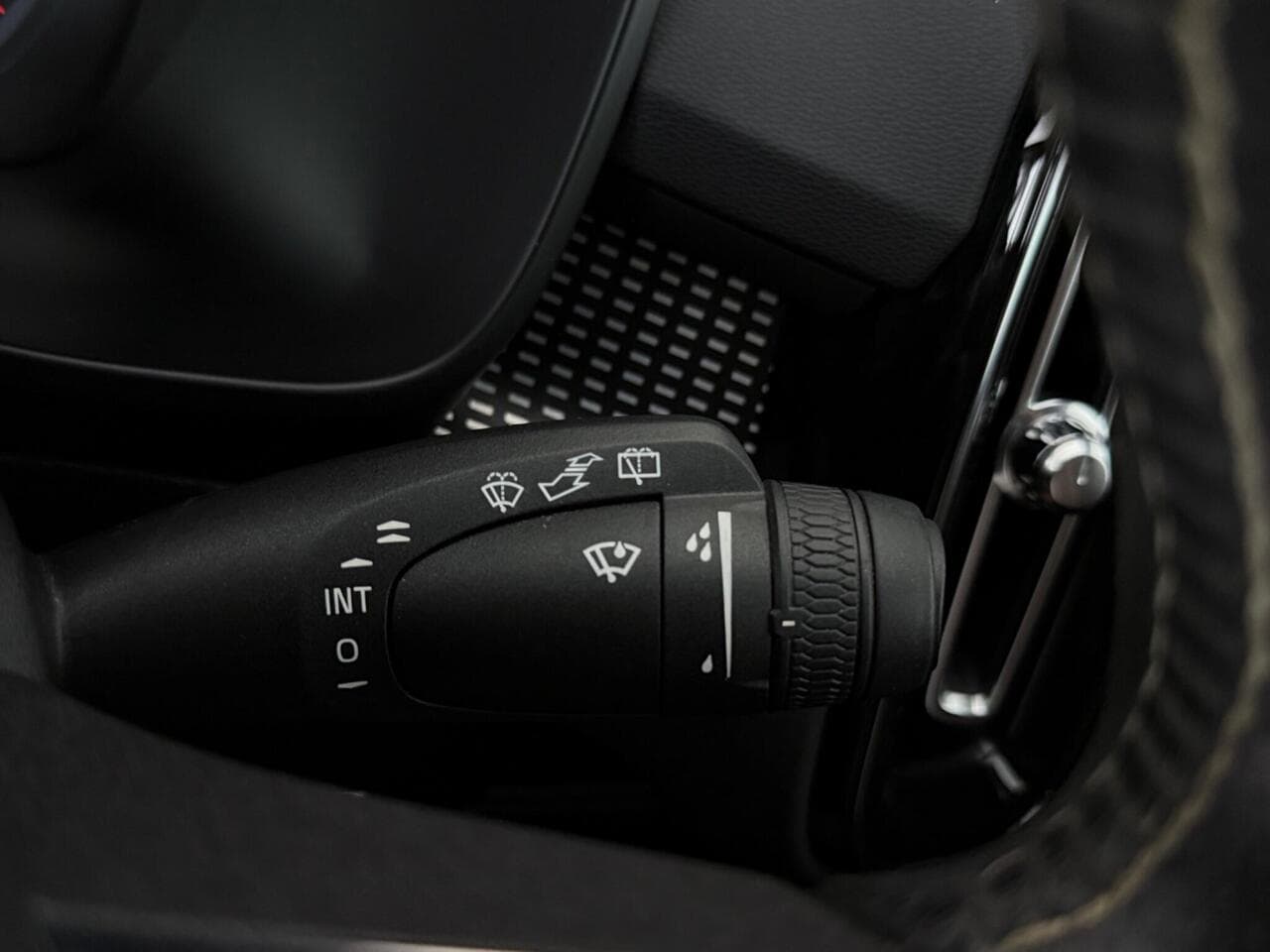 Volvo XC40 thumbnail Misc Controls