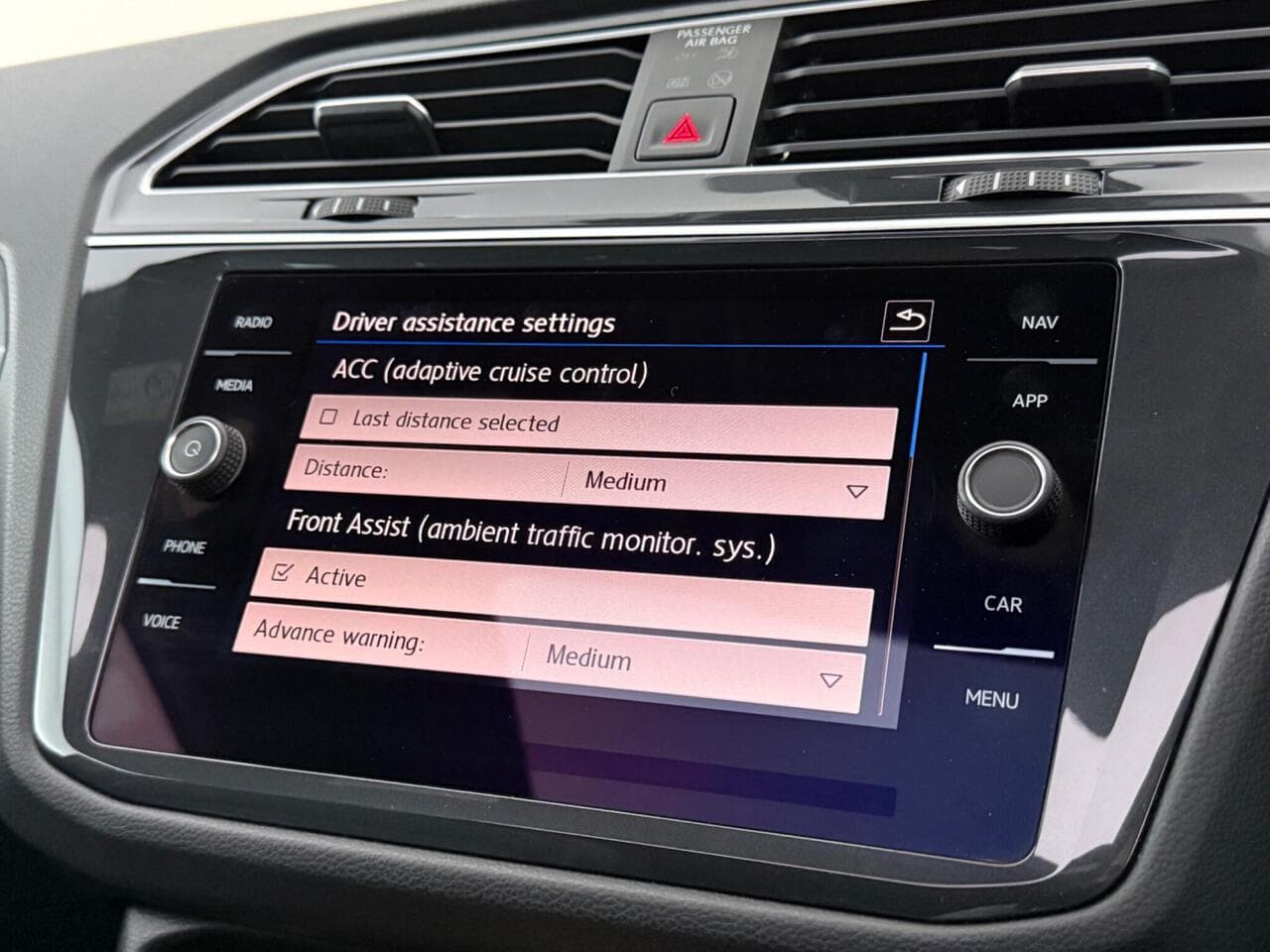 Volkswagen Tiguan thumbnail Infotainment System