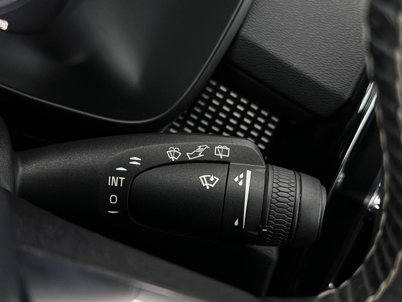 Volvo XC40 thumbnail Misc Controls