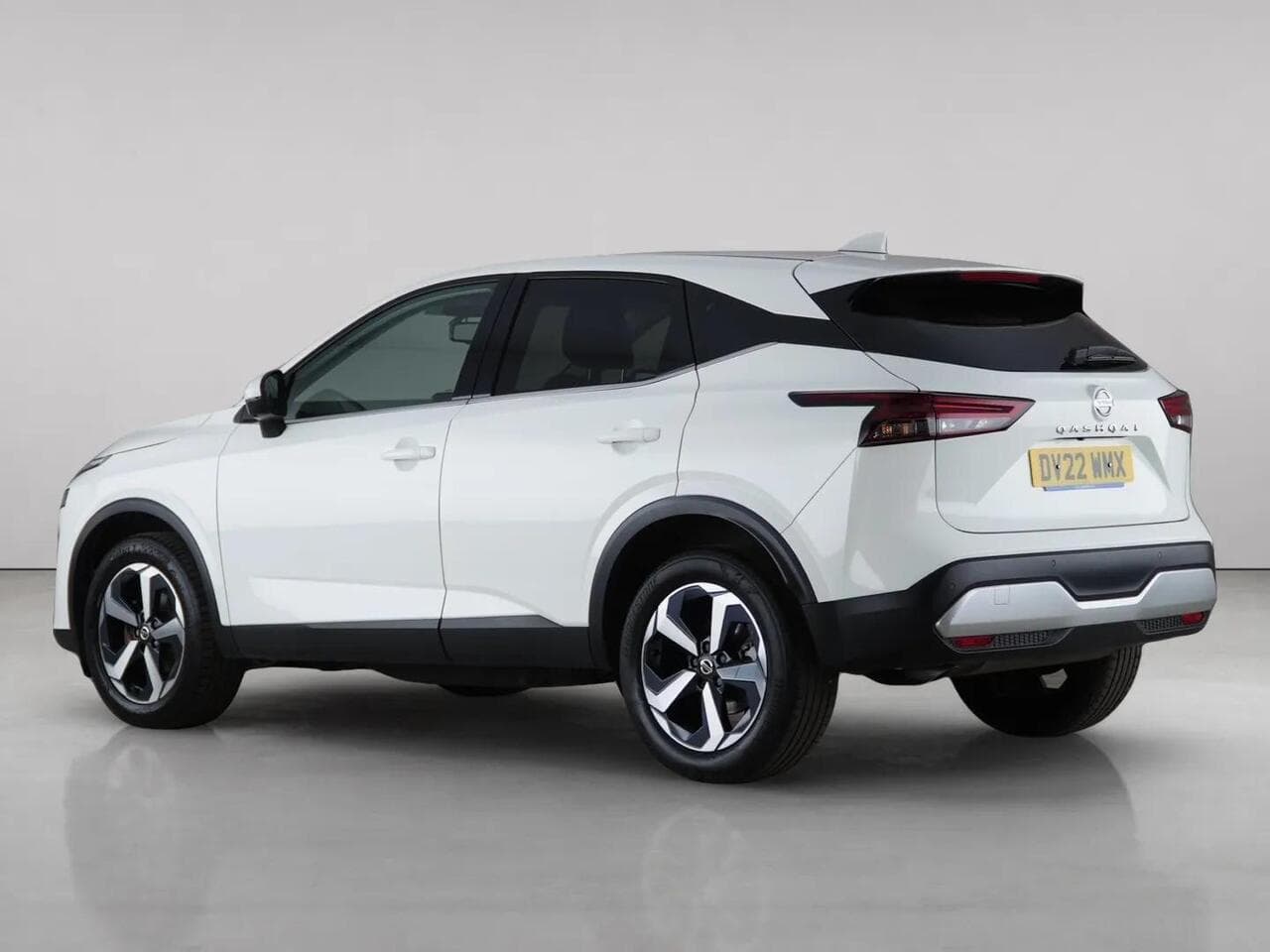 Nissan Qashqai thumbnail Rear Left