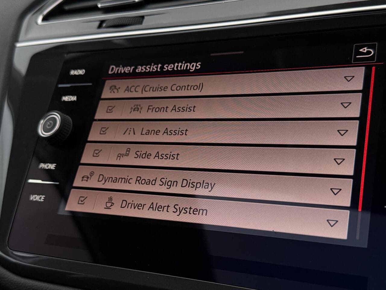 Volkswagen Tiguan Allspace thumbnail Infotainment System