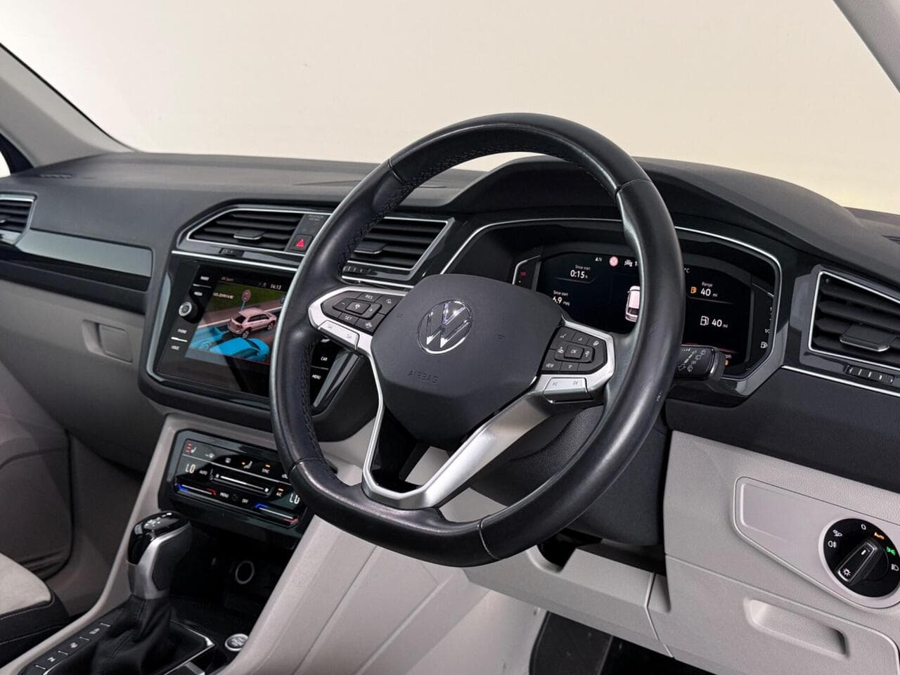 Volkswagen Tiguan thumbnail Interior Front