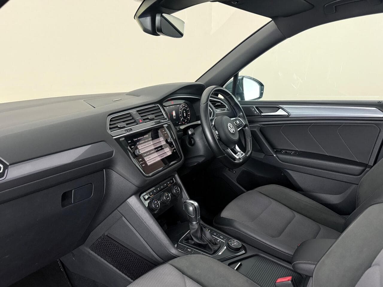 Volkswagen Tiguan Allspace thumbnail Interior Front