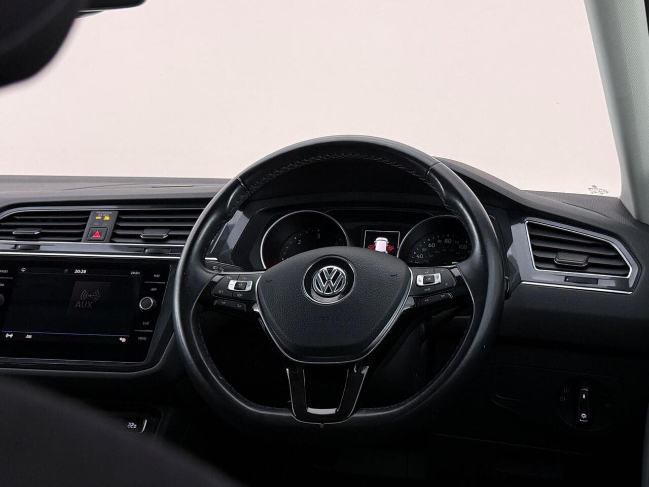 Volkswagen Tiguan Allspace thumbnail Steering Wheel