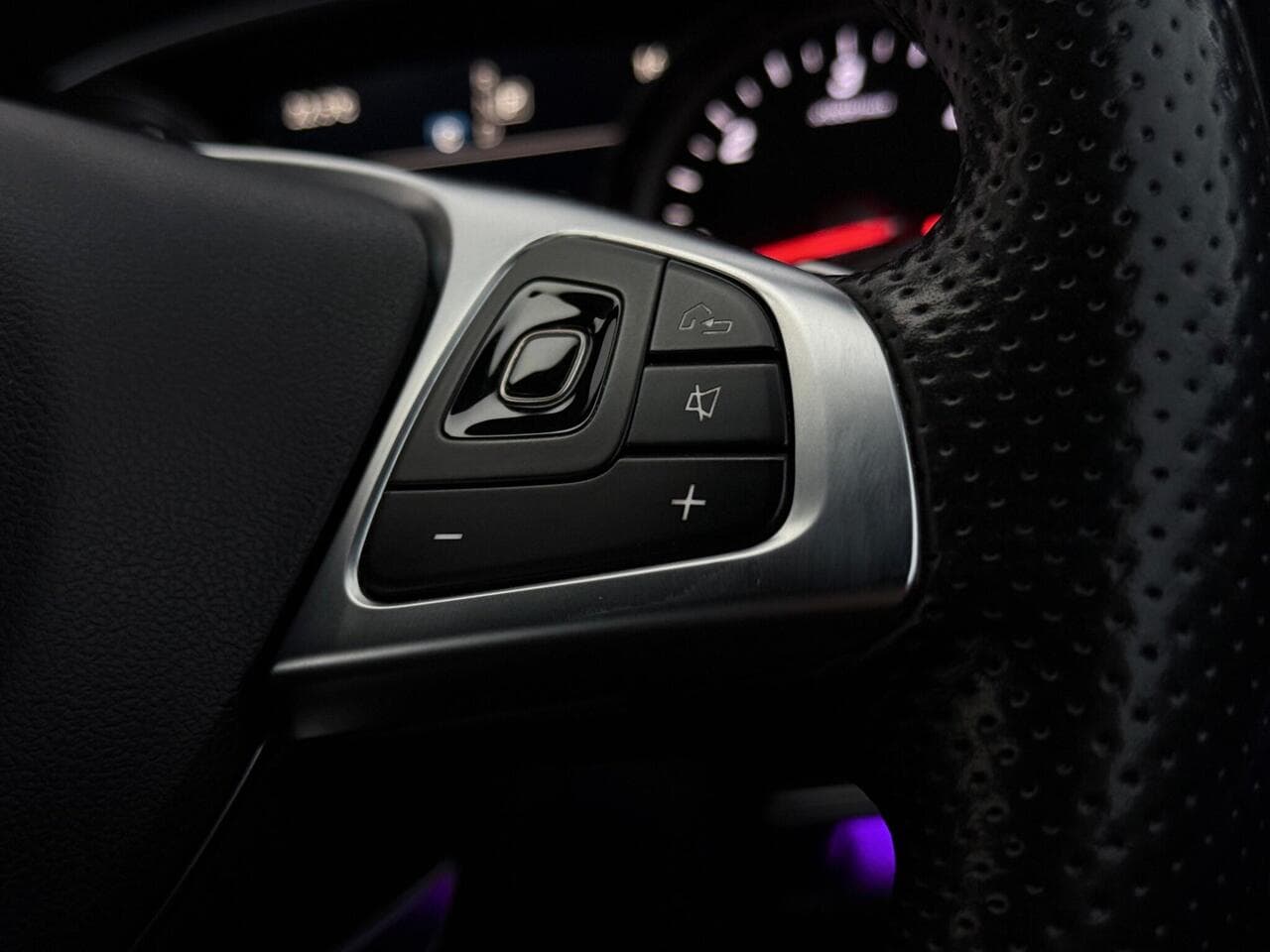 Mercedes-Benz E Class thumbnail Misc Controls
