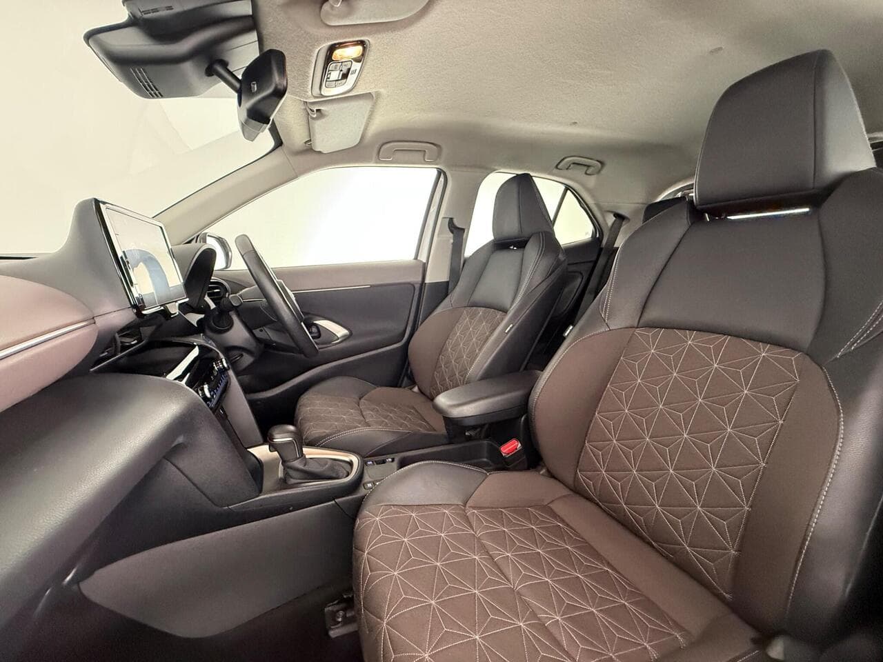 Toyota Yaris Cross thumbnail Seat Front Passenger
